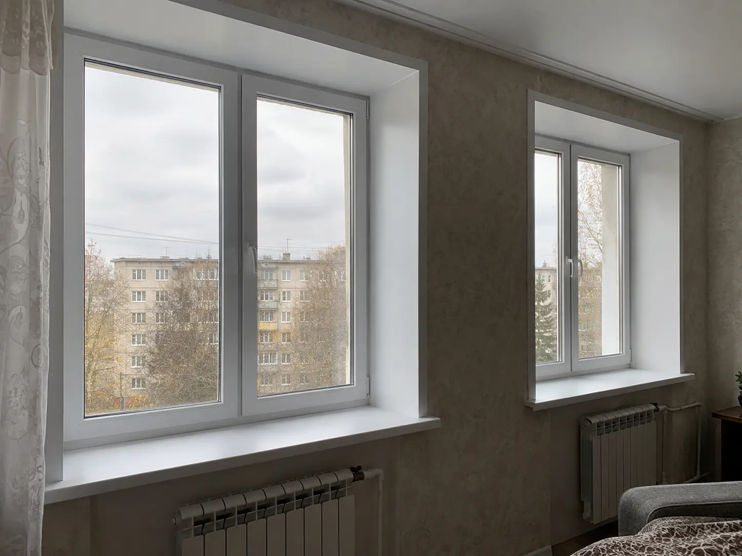 Белые пластиковые окна с готовыми откосами в квартире в Рузе