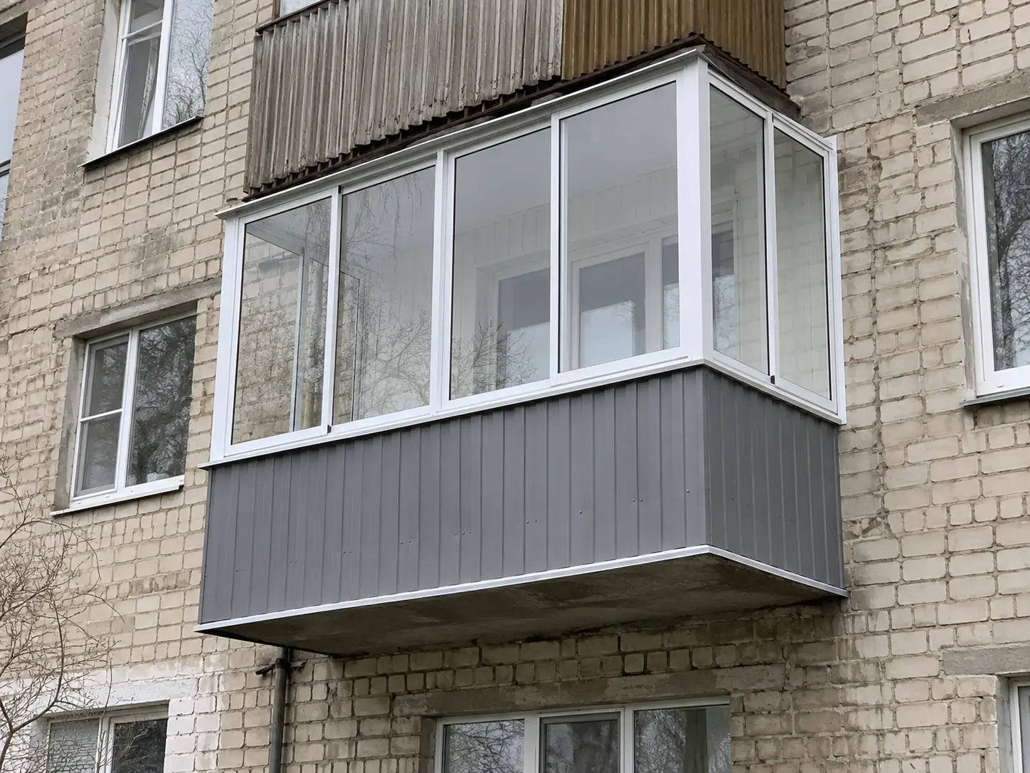 П-образный балкон с белым холодным остеклением в Рузе