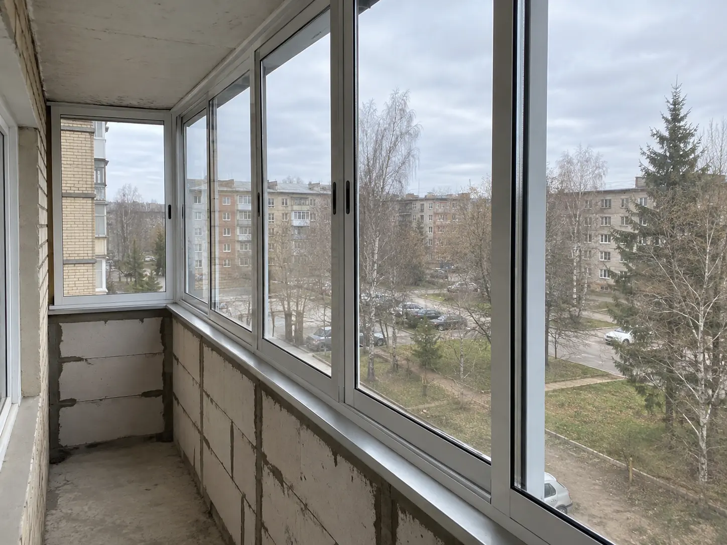 Алюминиевые раздвижные окна на узкой лоджии в Колюбакино